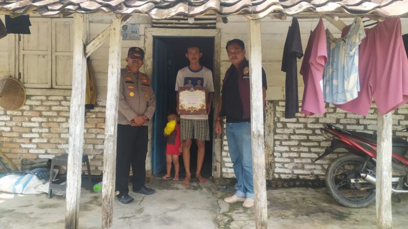 Kapolsek Buay Madang Timur IPTU Swisspo, didampingi personel Polsek BMT melaksanakan kegiatan penyaluran Bantuan Sosial Ramadhan dari Kapolres OKU Timur.