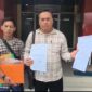 Saat  korban Dedi Irawan yang didampingi tim penasihat hukumnya Achmad Azhari SH menunjukkan surat tanda penerimaan laporan di SPKT Polda Sumsel , Jumat (13/3/2026)