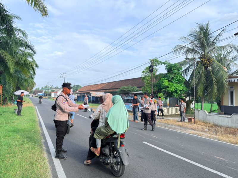 Personel Polsek Buay Madang Timur yang dipimpin langsung oleh Kapolsek IPTU Swisspo, melaksanakan pembagian takjil gratis kepada pengendara di Jalan Raya Desa Karang Tengah. 