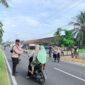 Personel Polsek Buay Madang Timur yang dipimpin langsung oleh Kapolsek IPTU Swisspo, melaksanakan pembagian takjil gratis kepada pengendara di Jalan Raya Desa Karang Tengah. 
