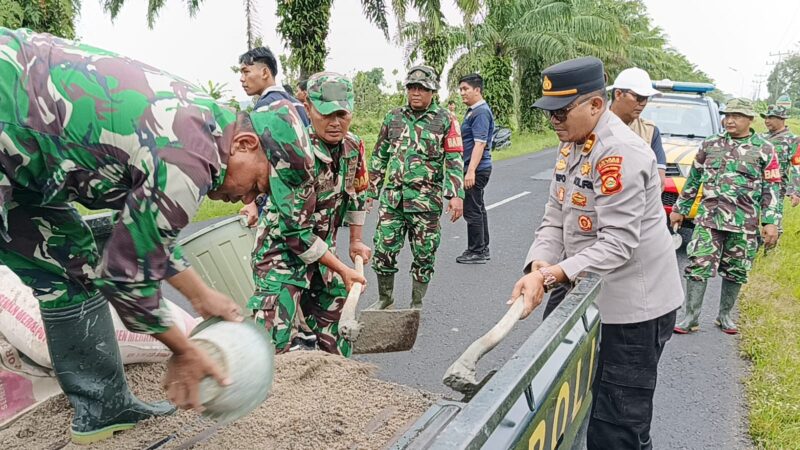 Polsek Buay Madang Timur bersama Koramil Buay Madang, Pemerintah Kecamatan, dan masyarakat bergotong royong dalam Program BELIDA (Bersih Lingkungan dan Asri), turun langsung melakukan penambalan jalan berlubang di Jalan Lintas BK 3 Desa Srikaton untuk mencegah kecelakaan lalu lintas. 