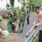 Polsek Buay Madang Timur bersama Koramil Buay Madang, Pemerintah Kecamatan, dan masyarakat bergotong royong dalam Program BELIDA (Bersih Lingkungan dan Asri), turun langsung melakukan penambalan jalan berlubang di Jalan Lintas BK 3 Desa Srikaton untuk mencegah kecelakaan lalu lintas. 