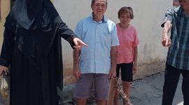 Foto warga menunjuk jalan yg di tutup