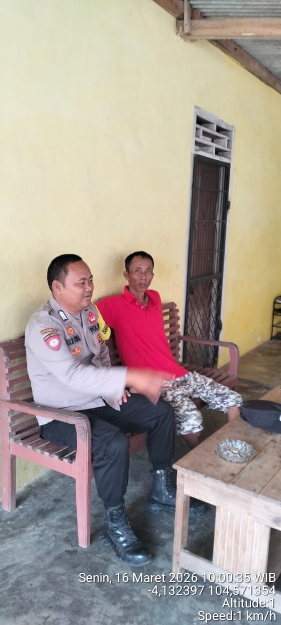 Perkuat sinergi dengan masyarakat, Personil Polsek Buay Madang Timur melaksanakan sambang dialogis di Desa Pengandonan. 