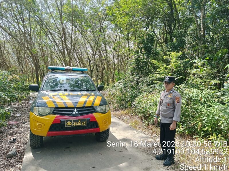 Hadir di tengah masyarakat, Personil Polsek Buay Madang Timur laksanakan Patroli KRYD dan Antisipasi 3C di Jalan Desa Sukamaju. 