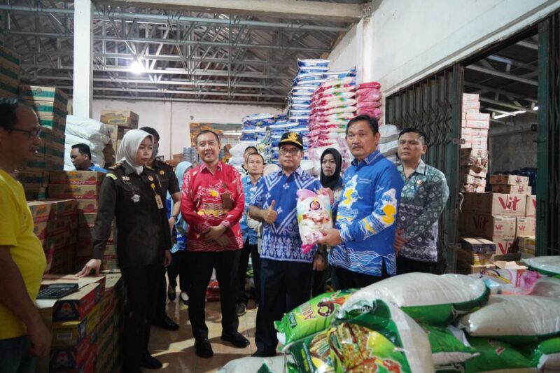 Foto giat saat TPID melakukan sidak Sembako di toko pasar center Kayuagung kabupaten OKI