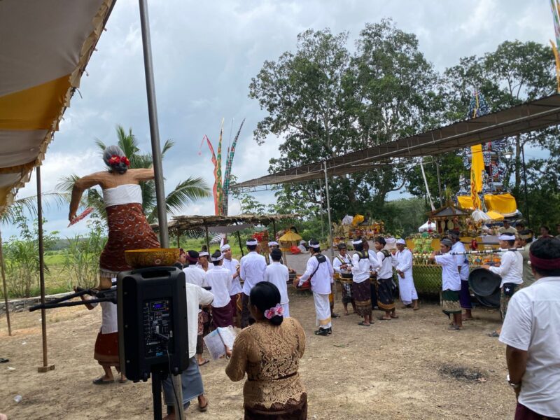 Polsek Buay Madang Timur hadir memberikan pengamanan dalam acara Melasti di Pura Segare, Desa Suka Maju. Selain pengamanan lokasi, petugas juga melakukan pengaturan lalu lintas agar prosesi adat berjalan lancar.