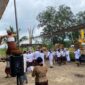 Polsek Buay Madang Timur hadir memberikan pengamanan dalam acara Melasti di Pura Segare, Desa Suka Maju. Selain pengamanan lokasi, petugas juga melakukan pengaturan lalu lintas agar prosesi adat berjalan lancar.