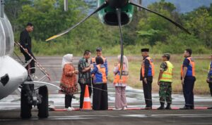 Caption : Wali Kota Pagar Alam Ludi Oliansyah bersama Ketua TP-PKK Kota Pagar Alam Hera Parianti Ludi dan Bupati Lahat Bursah Zarnubi bersama Wakil Bupati Lahat Widia Ningsih akan mencoba penerbangan perdana pesawat ATR 72-600 Citilink di Bandara Atung Bungsu Kota Pagar Alam menuju Bandara Halim Perdanakusuma Jakarta. Foto istimewa.