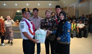 Caption : Penyerahan cindra mata usai kegiatan penerbangan perdana. Foto istimewa