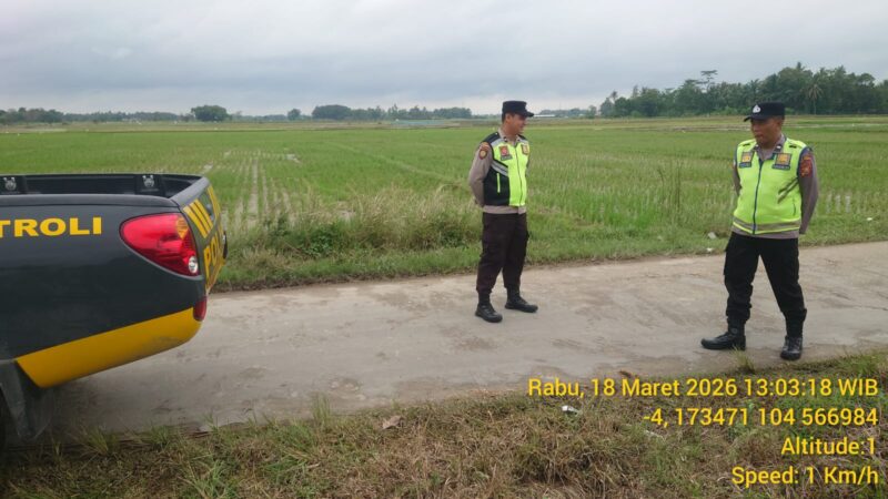 Personel Polsek Buay Madang Timur melaksanakan patroli dialogis dan mitigasi Karhutla di area persawahan Desa Kedu. 