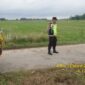 Personel Polsek Buay Madang Timur melaksanakan patroli dialogis dan mitigasi Karhutla di area persawahan Desa Kedu. 