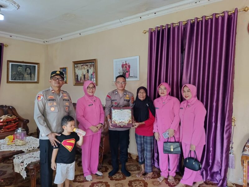 Kapolsek Buay Madang Timur, IPTU Swisspo, bersama Ketua Bhayangkari Ranting BMT melaksanakan giat Anjangsana dan pemberian bingkisan dari Kapolres OKU Timur serta Ibu Ketua Bhayangkari Cabang OKU Timur kepada para Warakawuri Polri di wilayah Kecamatan Buay Madang Timur. 