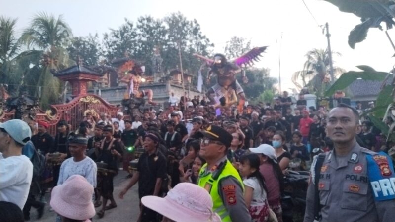 Sinergi Polri dan masyarakat dalam pengamanan Pawai Ogoh-ogoh menyambut Hari Raya Nyepi Tahun Baru Caka 1948 di Pura Tugu Naga, Desa Sukamaju, OKU Timur. Personil Polsek Buay Madang Timur hadir memastikan kegiatan budaya dan religi ini berjalan aman dan kondusif. 