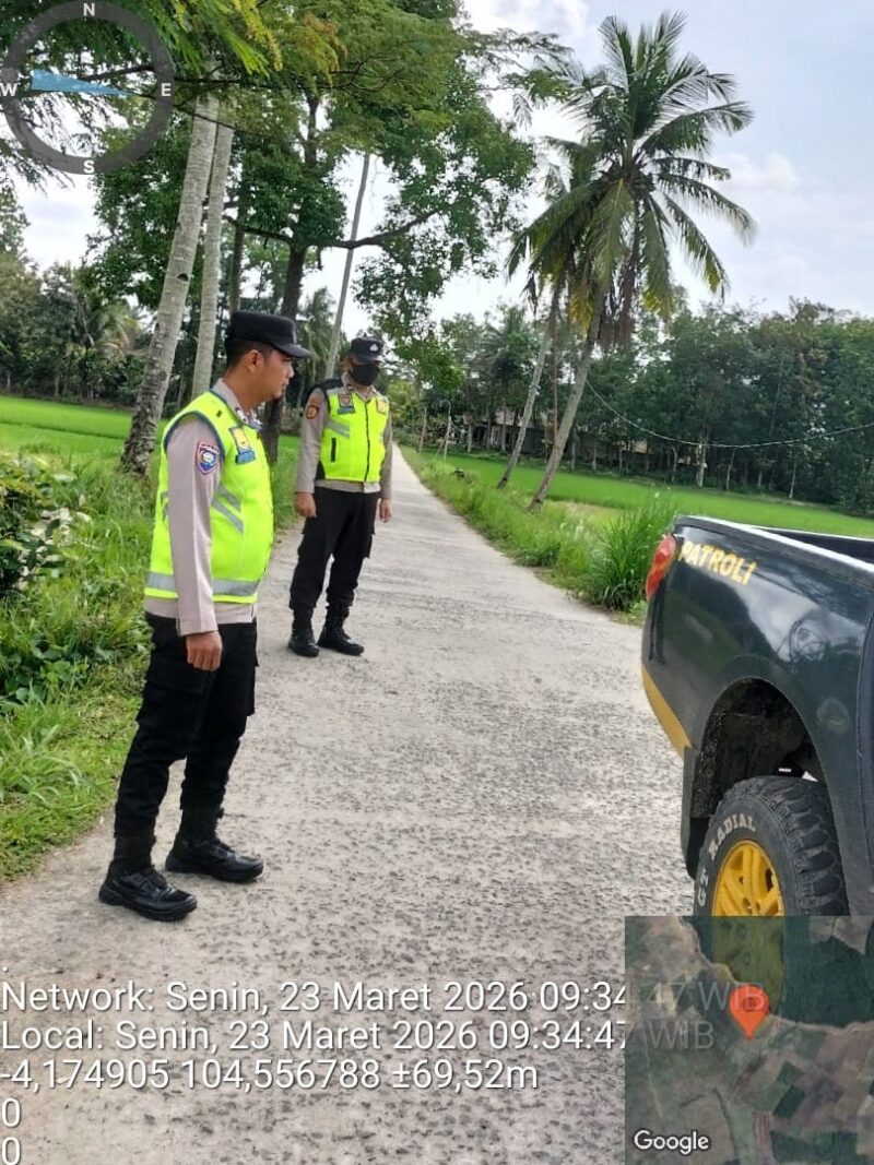 Personel Polsek Buay Madang Timur melakukan pemantauan di Jalan Desa Sumber Asri, Kabupaten OKU Timur. 