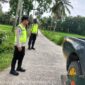 Personel Polsek Buay Madang Timur melakukan pemantauan di Jalan Desa Sumber Asri, Kabupaten OKU Timur. 