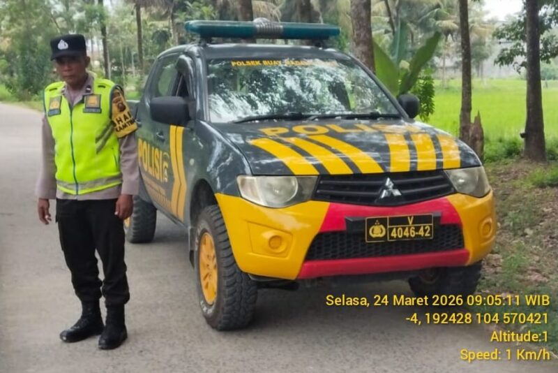 Personel Polsek Buay Madang Timur melaksanakan patroli dialogis dan antisipasi 3C di Jalan Desa Pengandonan. 