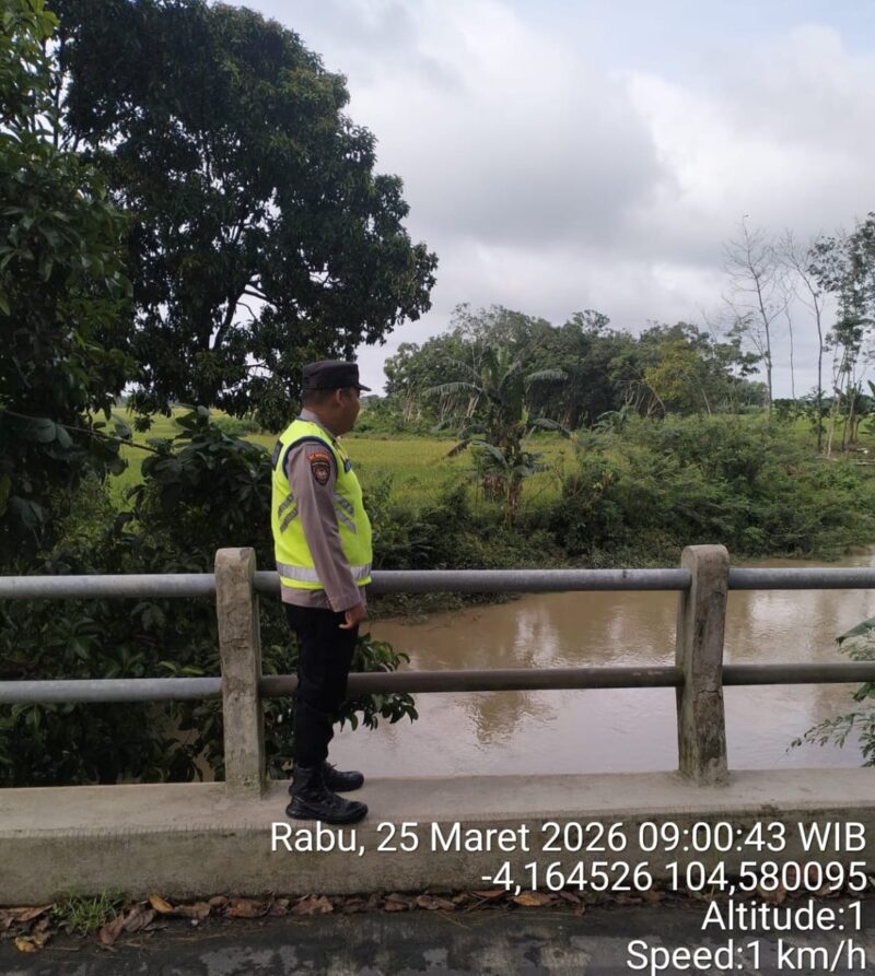 Personil Polsek Buay Madang Timur melakukan pengecekan debit air di Sungai Macak, Desa Sukoharjo, guna mengantisipasi dampak curah hujan tinggi. 