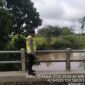 Personil Polsek Buay Madang Timur melakukan pengecekan debit air di Sungai Macak, Desa Sukoharjo, guna mengantisipasi dampak curah hujan tinggi. 