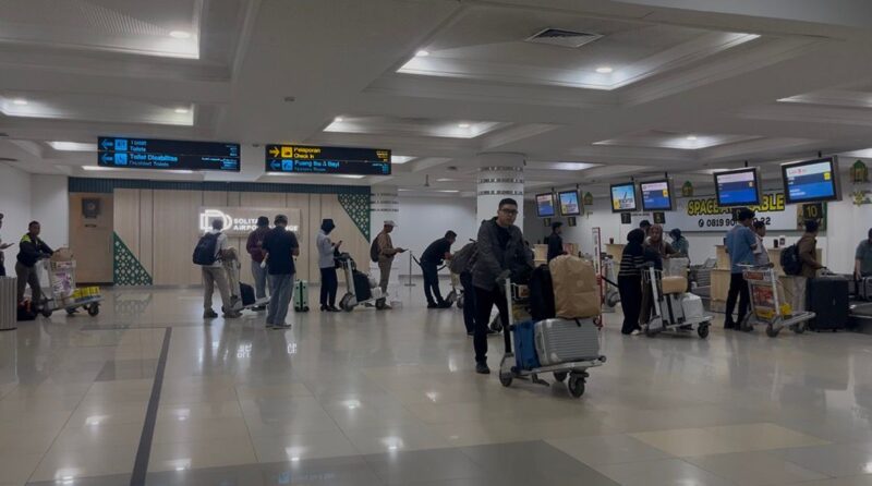 Caption: Arsip - Aktifitas di area check in Bandara SMB II Palembang. Foto: Tia