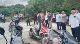 Polri hadir bukan hanya saat bertugas, tapi juga saat masyarakat sedang berduka. Kapolsek Buay Madang Timur IPTU Swisspo, beserta anggota hari ini takziah dan mengantarkan Almarhum Sahlan  (Kades Tanjung Sari) ke peristirahatan terakhirnya di TPU Tanjung Bulan.