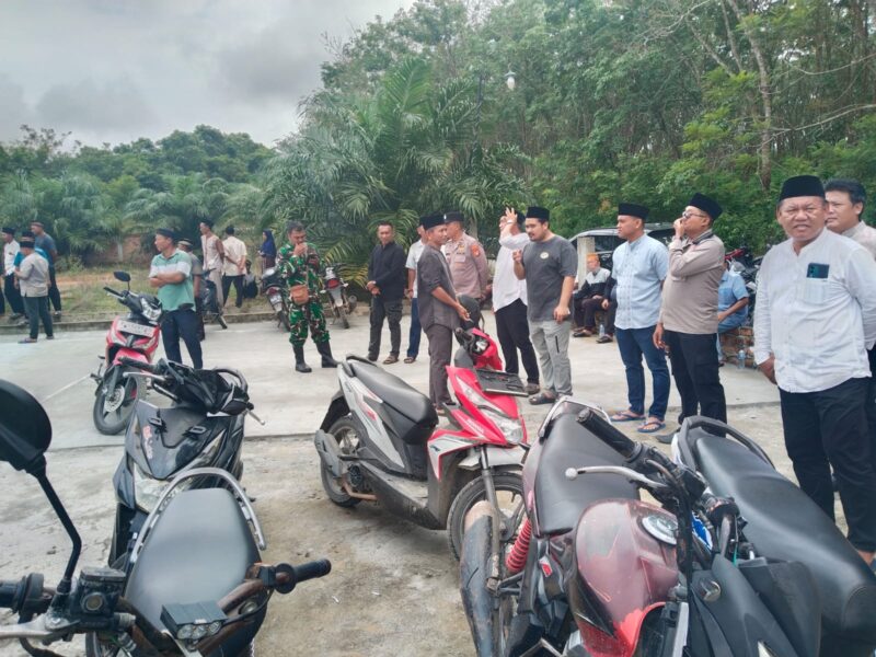 Polri hadir bukan hanya saat bertugas, tapi juga saat masyarakat sedang berduka. Kapolsek Buay Madang Timur IPTU Swisspo, beserta anggota hari ini takziah dan mengantarkan Almarhum Sahlan  (Kades Tanjung Sari) ke peristirahatan terakhirnya di TPU Tanjung Bulan.