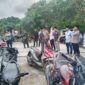 Polri hadir bukan hanya saat bertugas, tapi juga saat masyarakat sedang berduka. Kapolsek Buay Madang Timur IPTU Swisspo, beserta anggota hari ini takziah dan mengantarkan Almarhum Sahlan  (Kades Tanjung Sari) ke peristirahatan terakhirnya di TPU Tanjung Bulan.