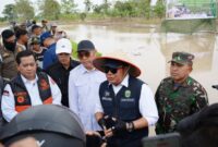 Caption: Gubernur Sumsel, Herman Deru saat diwawancarai usai meninjau lokasi cetak sawah baru di Desa Sungai Dua, Kecamatan Rambutan, Kabupaten Banyuasin, Jum’at (28/3/2026). Foto Pemprov Sumsel