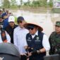 Caption: Gubernur Sumsel, Herman Deru saat diwawancarai usai meninjau lokasi cetak sawah baru di Desa Sungai Dua, Kecamatan Rambutan, Kabupaten Banyuasin, Jum’at (28/3/2026). Foto Pemprov Sumsel