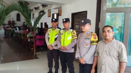 Personel Polsek Buay Madang Timur melaksanakan pengamanan ibadah Minggu Palem di Gereja Trinitas Bangun Sari BK 3, Kecamatan Buay Madang Timur, Kabupaten OKU Timur, Minggu (29/03/2026).