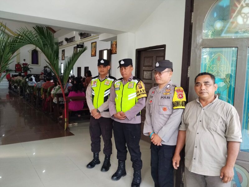Personel Polsek Buay Madang Timur melaksanakan pengamanan ibadah Minggu Palem di Gereja Trinitas Bangun Sari BK 3, Kecamatan Buay Madang Timur, Kabupaten OKU Timur, Minggu (29/03/2026).