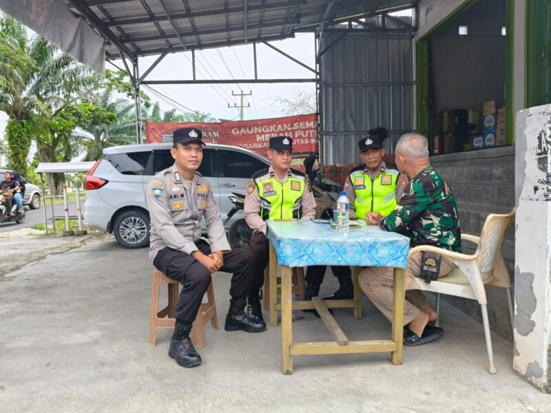 Personil Polsek Buay Madang Timur melaksanakan giat Sambang & Himbauan Kamtibmas di Desa Srikaton. 