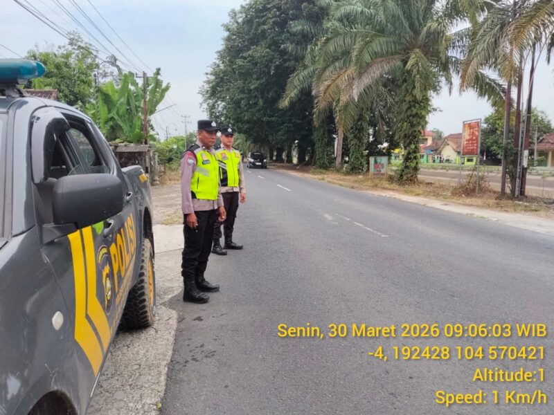 Personil Polsek Buay Madang Timur melaksanakan Patroli Pagi dan KRYD di kawasan Jalan Desa Srikaton. Fokus utama kegiatan ini adalah antisipasi tindak kriminalitas 3C dan mitigasi Karhutla guna memberikan kenyamanan bagi masyarakat yang beraktivitas.