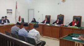 Tiga terdakwa kasus dugaan korupsi dana hibah Pilkada Prabumulih 2024 saat menjalani sidang pembacaan tuntutan di Pengadilan Tipikor PN Palembang, Senin (30/3/2026).