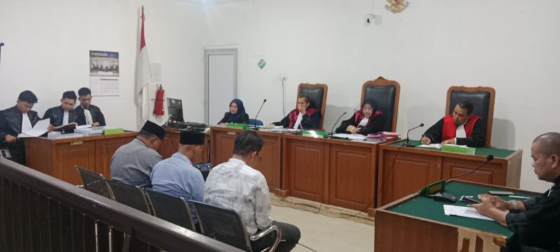 Tiga terdakwa kasus dugaan korupsi dana hibah Pilkada Prabumulih 2024 saat menjalani sidang pembacaan tuntutan di Pengadilan Tipikor PN Palembang, Senin (30/3/2026).