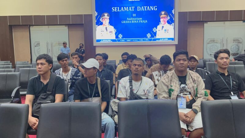 Belasan pekerja migran yang telah dipulangkan dari Kamboja ke Palembang, Senin (30/3/2026). Foto: Tia