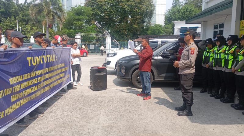 Sejumlah massa dari CACA Sumsel menggelar aksi unjuk rasa di depan Pengadilan Negeri (PN) Tipikor Palembang, Selasa (31/3/2026)