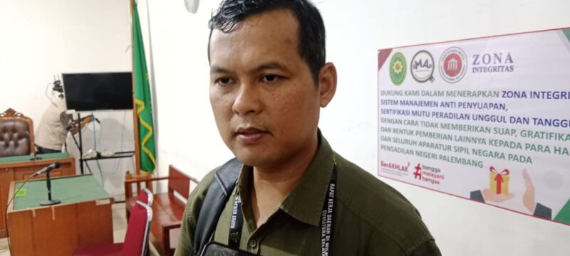 Jaksa Penuntut Umum (JPU) KPK RI, Rahmad Irwan, memberikan keterangan kepada awak media usai sidang di PN Palembang, Selasa (31/3/2026).