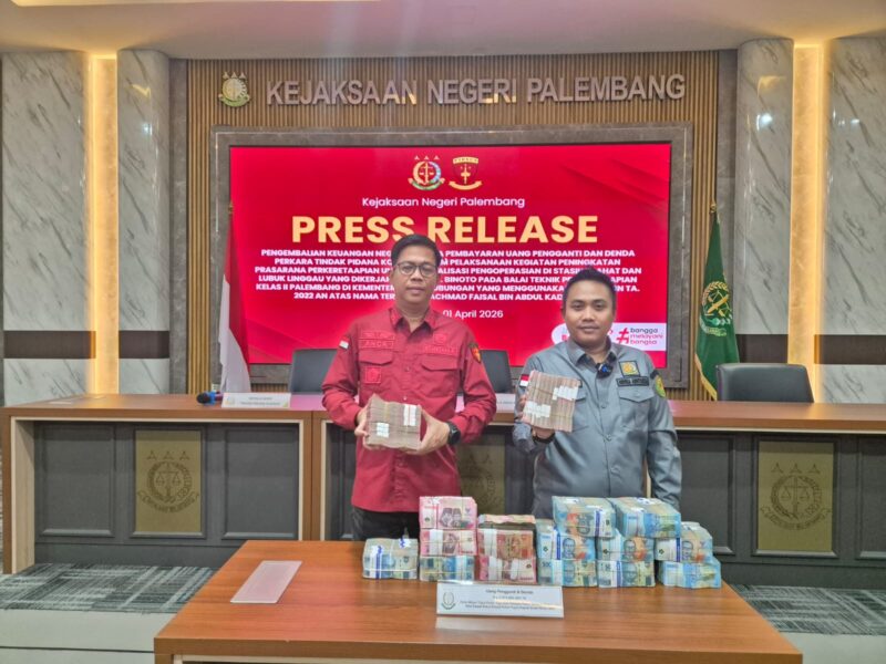 Kejaksaan Negeri Palembang menerima pembayaran uang pengganti dan denda lebih dari Rp1 miliar dalam perkara korupsi proyek perkeretaapian.
