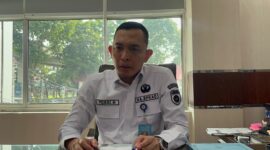 Kepala Badan Pengelola Keuangan dan Aset Daerah (BPKAD) Sumsel, Yossi Hervandi  saat diwawancarai di ruang kerjanya, Rabu (1/3/2026). Foto: Tia