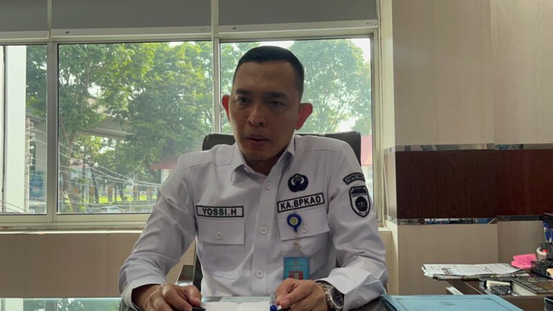 Kepala Badan Pengelola Keuangan dan Aset Daerah (BPKAD) Sumsel, Yossi Hervandi  saat diwawancarai di ruang kerjanya, Rabu (1/3/2026). Foto: Tia