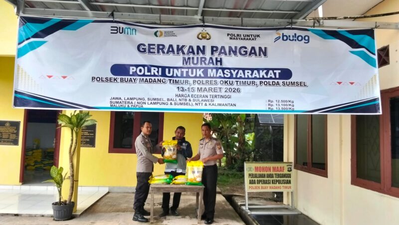 Polsek Buay Madang Timur bersinergi dengan Perum Bulog Cabang OKU menggelar Gerakan Pangan Murah di halaman Mapolsek. 
