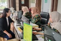 Saat Tina Francisco (45) mendatangi Pengadilan Negeri (PN) Kelas I Palembang, Kamis (2/4/2026),