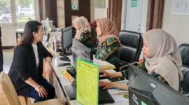 Saat Tina Francisco (45) mendatangi Pengadilan Negeri (PN) Kelas I Palembang, Kamis (2/4/2026),