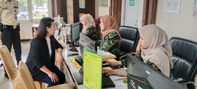 Saat Tina Francisco (45) mendatangi Pengadilan Negeri (PN) Kelas I Palembang, Kamis (2/4/2026),