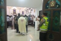 Kapolsek Buay Madang Timur IPTU Swisspo, memimpin langsung pengamanan Ibadah Kamis Putih di Gereja Trinitas Bangun Sari, Desa Srikaton. 