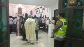 Kapolsek Buay Madang Timur IPTU Swisspo, memimpin langsung pengamanan Ibadah Kamis Putih di Gereja Trinitas Bangun Sari, Desa Srikaton. 
