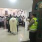 Kapolsek Buay Madang Timur IPTU Swisspo, memimpin langsung pengamanan Ibadah Kamis Putih di Gereja Trinitas Bangun Sari, Desa Srikaton. 