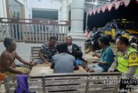 Personel Polsek Buay Madang Timur, Bripka Nurholik dan Brigadir Tedy Heryadi, melaksanakan sambang dialogis di Desa Pengadonan. 