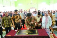 Gubernur Sumatera Selatan Herman Deru, didampingi Bupati OKU Timur Lanosin dan Kepala Dinas Pendidikan Sumsel Mondyaboni, menandatangani prasasti peresmian Sekolah Berasrama SMA Negeri 3 Martapura di Kabupaten OKU Timur. 